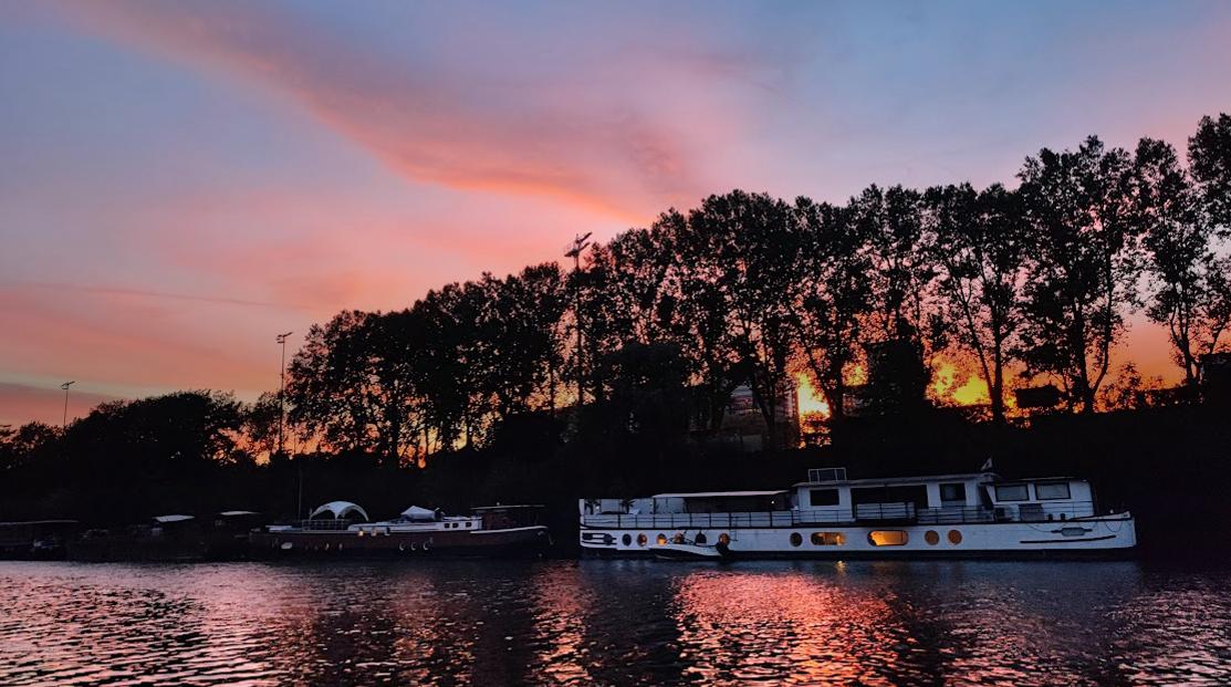 Vue de la péniche au coucher du soleil